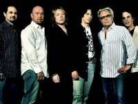 Foreigner - Alive Rockin' 